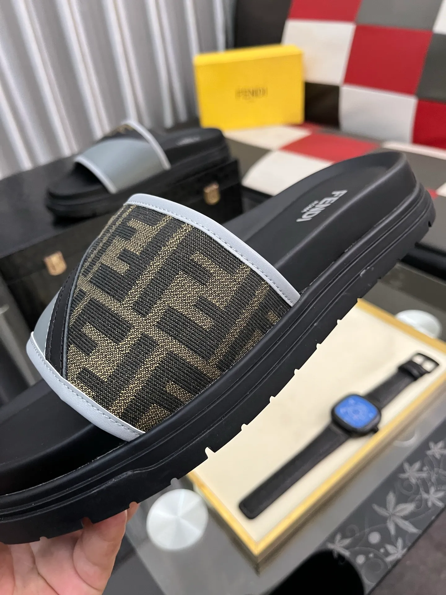 Men's men's shoes💰320⌚️⌚️FENDI Fendi slippers and sandals are shipped💄How can this summer be without the blessing of little monsters💄Original imported special hardware decorative pattern➕Original private model outsole! Details determine success or failure, good quality is not afraid of magnifying details! It feels super comfortable on your feet! This summer you need a pair of trendy, cool and comfortable sandals👣 Standard size: 38-443️⃣Colors available